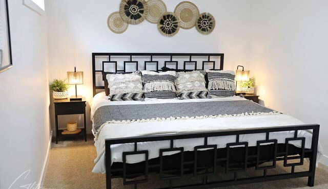 Garage|King Bed|Disney+|Long Stays|Airport in Edmonton