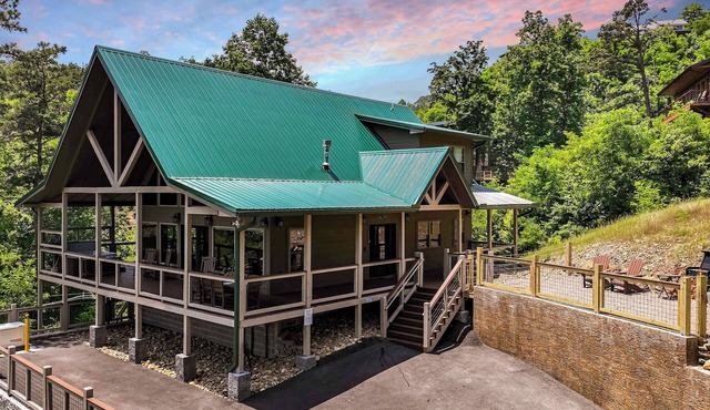 Gatlinburg Cabin | Mtn Views | Hot Tub | Theater in Gatlinburg