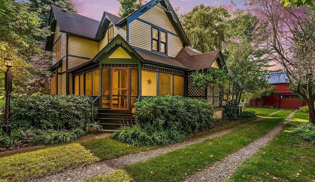 Gatsby style oasis near Saugatuck, shops, wineries, stunning backyard! in Fennville