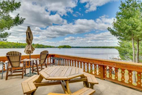 Gorgeous Lake Arbutus Getaway w/Dock & Boat House in Neillsville