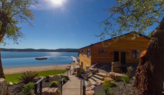 Gorgeous Triplex Unit With Spectacular Lake Views! in Valley