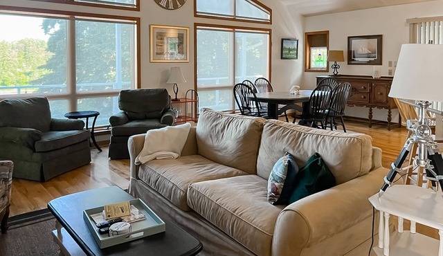 Gorgeous water view townhome with private hot tub, fireplace, firepit & big deck in Grapeview