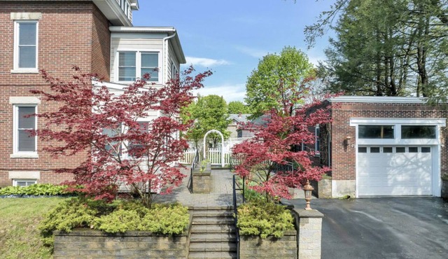 Grand manor in the heart of Albany. Walkable to eateries, grocery, and theatre. in Albany