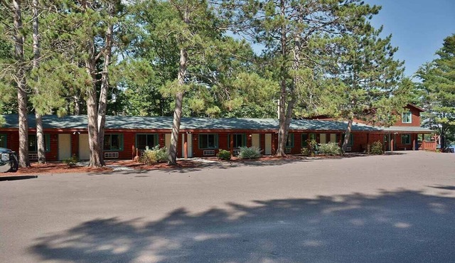 Grand Pines Motel Rooms in Hayward