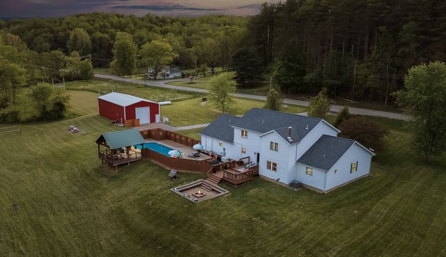 Grand Tara | HeatedPool-Basketballbarn-SunkenFirepit-Sleeps 24 in Logan