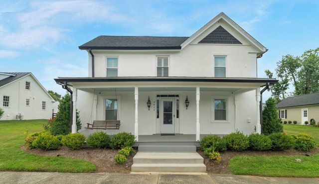 Grape & Vine Cottage · Luxury Main Street Retreat in Marshall