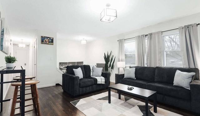 Great Home Sleeps 10 5BR Cozy Arcade|Comfy Beds in Lee's Summit