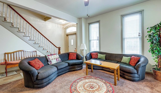 Great Location! Walking Distance to So Much! in Ottawa