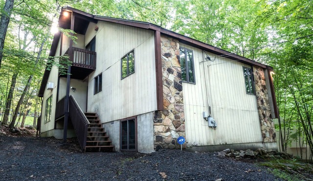 GreatRoom, soaring ceilings, window walls,F/Place Just what you are looking for. in Bushkill