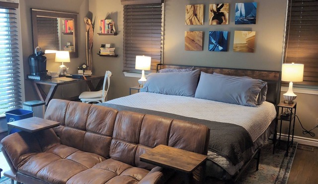 Grosse Pointe Luxury Suite, Private Ground-Level Retreat Near Detroit in Grosse Pointe