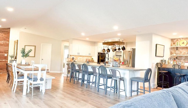 Group House Sleeps 26 THE ATTIC - 2 Miles to Cedar Point in Sandusky