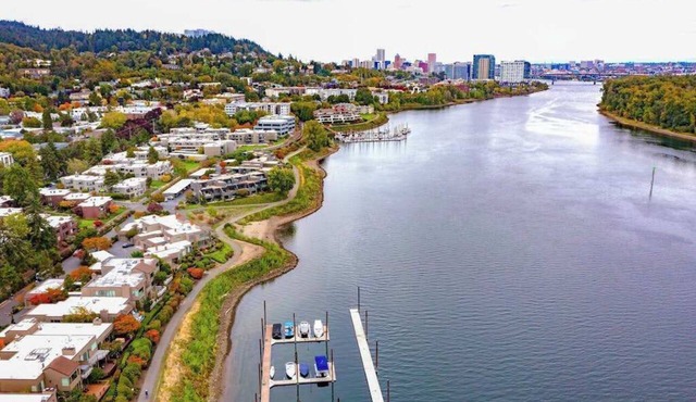 Guest Suite with WiFi, AC, streaming in Portland