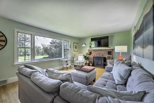 Hampton 'Quiet Corner Cottage' w/Fireplace & Yard in Hamptonville