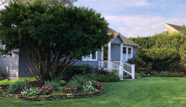 Hamptons Charming Cottage off Peconic Bay -Oct to May in Hampton Bays