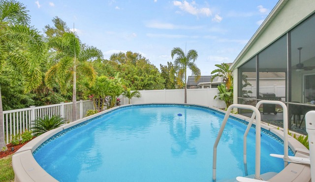 Happy Ours! Newly Renovated - Private Heated Pool, Screened in Lanai in Bradenton