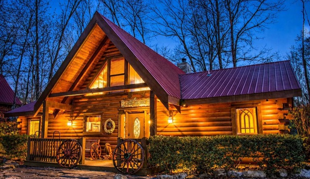 Hawk Hollow Log Cabin Hot Tub Near Thunder Ridge Sleeps 10 in Ridgedale