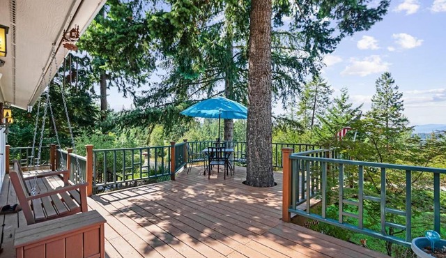 Hayden Lake Views 2BR Deck Retreat Sleeps 7 in Hayden