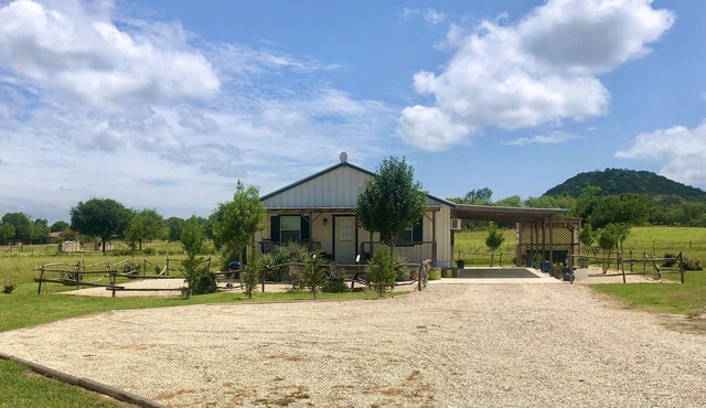 Hidden Gem Rustic private Cottage but minutes to downtown Fredericksburg. in Fredericksburg