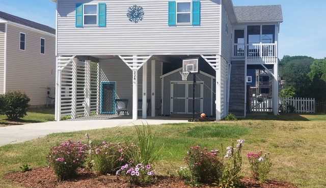 Highly-rated canal front home with lots of space and amenities to enjoy! in Kill Devil Hills