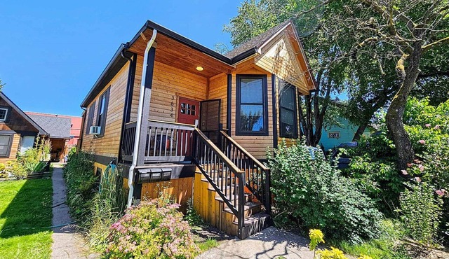 Hip and cozy dog-friendly Mississippi Victorian in Portland