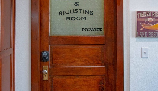 HISTORIC 1890s Rexburg Loft - 2 Q, 1 K Laundry, 2 blocks to BYUI, Clean & Fun! in Rexburg