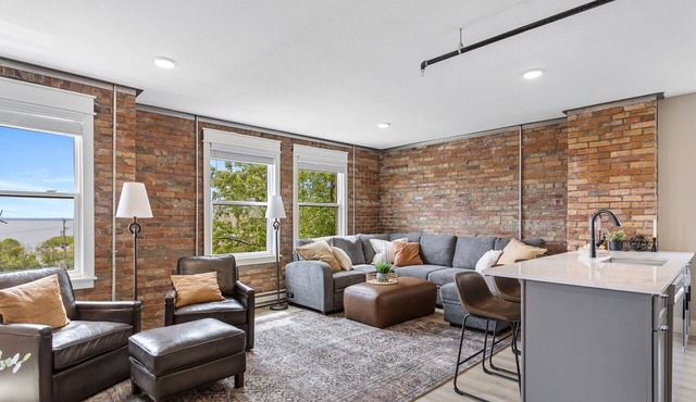 Historic Brownstone Apartment, Heirloom Vacations in Duluth