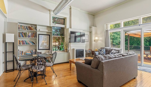Historic Loft w/Private Deck, 2 Blocks to Dtwn in Saugatuck