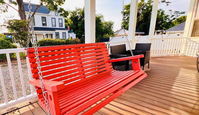Historic Waterfront Home - Sleeps 10 - Walk to Downtown Hampton in Hampton