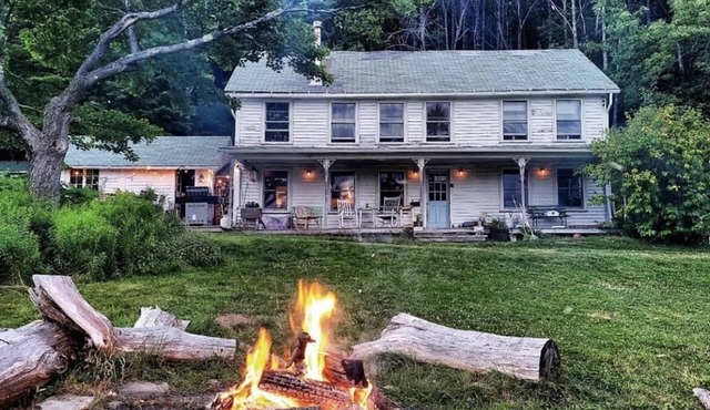 Historical Catskill mountains Farmhouse with Hiking, Fire Pit, Hot Tub, King bed in Denning