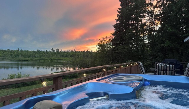 Hot tub*beautiful views*lakefront*close to PRNL in Christmas