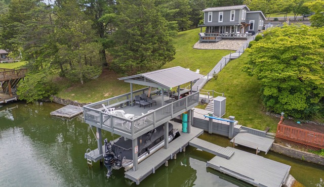 Hot tub, private dock, with water front lake access for relaxing or exploring. in Dublin