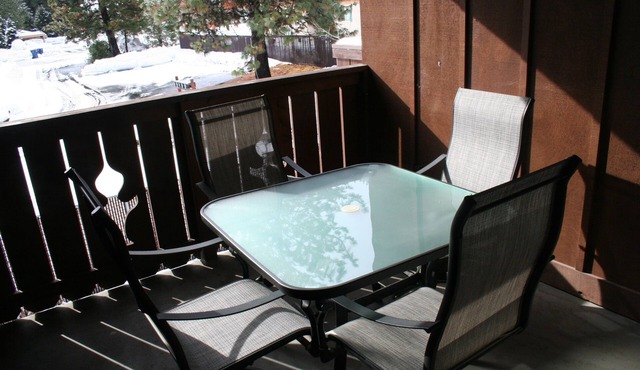 Icicle Village Resort Luxury Condo, Jacuzzi Bath. 1/2 mile from down town. in Leavenworth