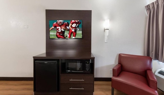 Ideal Room for Family Travelers – Pet-Friendly + Great Location Near Highbanks in Columbus