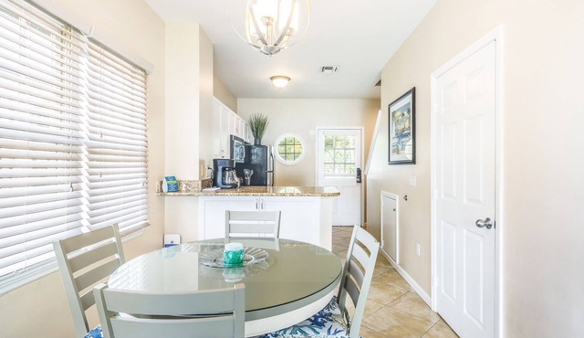 Immaculate oceanfront townhouse with ocean view & private beach access in Duck Key