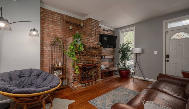 Johns Hopkins Historic Renovated home - Location! in Baltimore