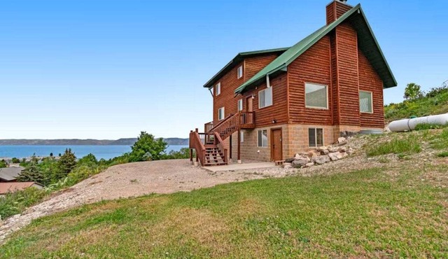 Kickback Kabin - Sleeps 25! Stunning Lake Views, Ultimate Bunk Room in Garden City