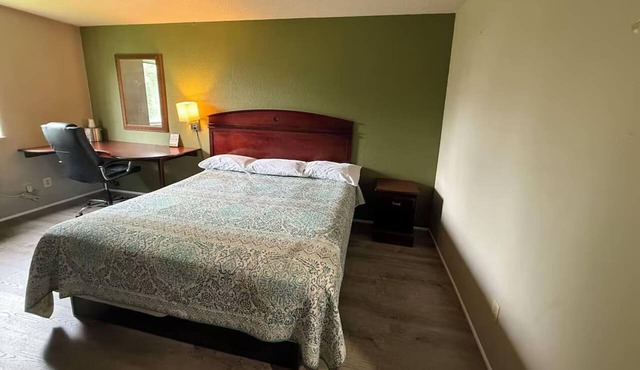 King Bed | Non-Smoking in Kalamazoo