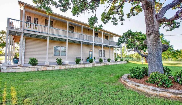 King Beds, Game Room, On 290, Large Estate,Kitchen in Fredericksburg