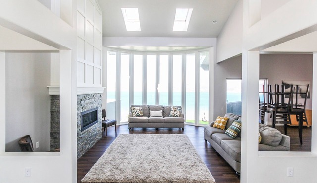 King Of The Mountain, Panoramic View, allows UP TO 40 Guests Completely Seclude in Laketown
