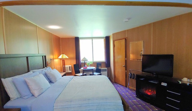 King Suite - Soaking Tub and Fireplace in Spring Green
