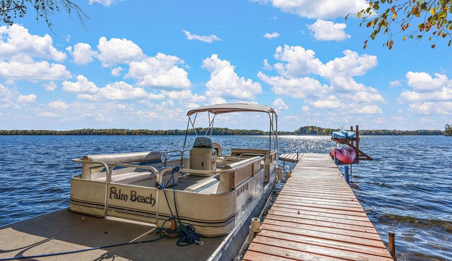 Lake Home - 6 bedrooms, 4 bath, sleeps 12 guests - also includes 24 foot pontoon boat in Ponto Lake Township