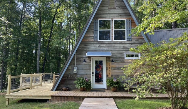 Lakefront Cabin on West Point Lake, private dock, fire pit! Near Lagrange in Five Points