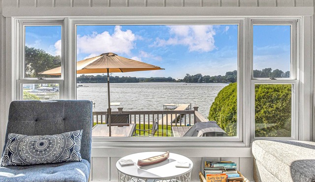 Lakefront Cottage with kayaks, paddleboat, aqua mat, & BIG deck close to Elkhart in Saint Cloud