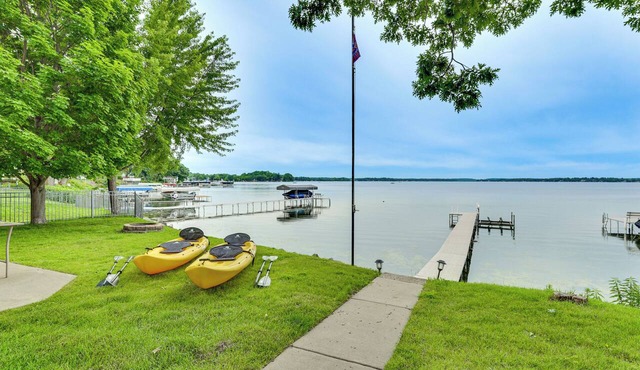 Lakefront Getaway w/Several Extra Amenities in McFarland