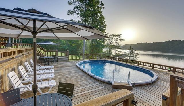 Lakefront Gladewater Retreat w/Dock + Hot Tub! in Gladewater