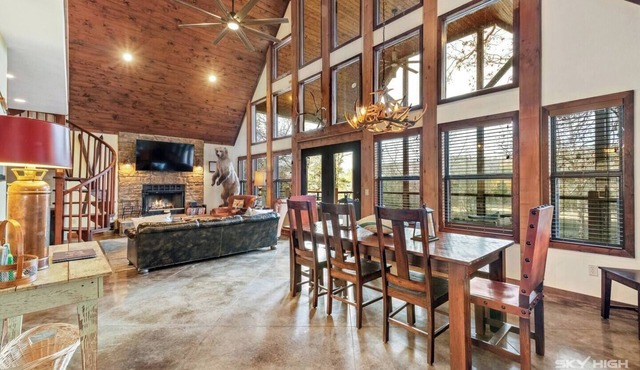 Lakefront, Lakeviews Cedar Cabin- Rope Swing Cove in Rogers
