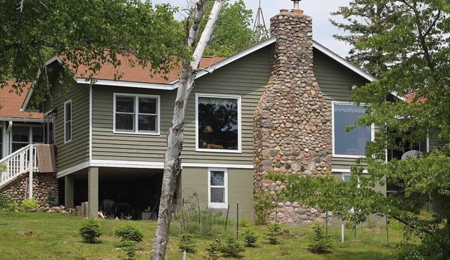 Lakefront Large Lodge in quiet bay~ Pontoon Rental Available in Eagle River