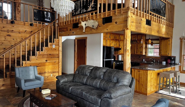 Lakefront Lodge on Lake Guthrie — Sleeps 8, Private Dock, Stunning Views in Guthrie