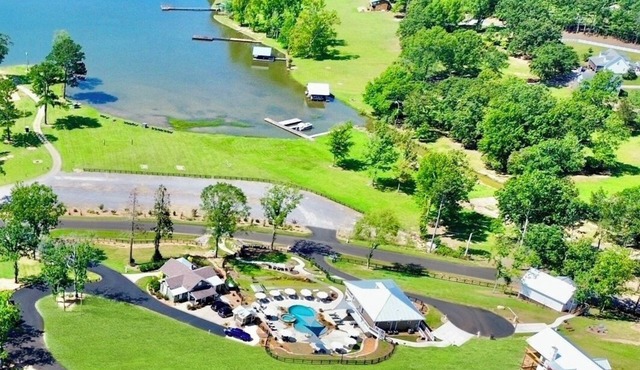 LAKEFRONT Mini-Resort Sleeps 32! Pool, hot tub, kayaks, fire pits, & more! in Cedar Bluff