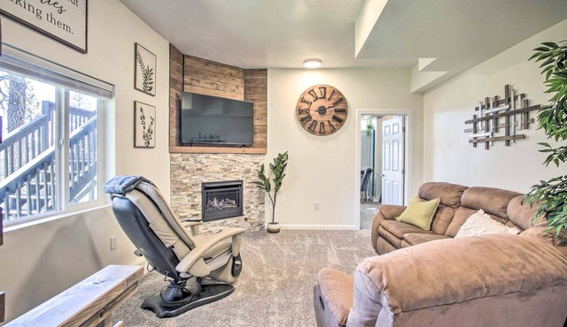Lakeview Lodge w/Spacious Yard: Families Welcome in Nine Mile Falls